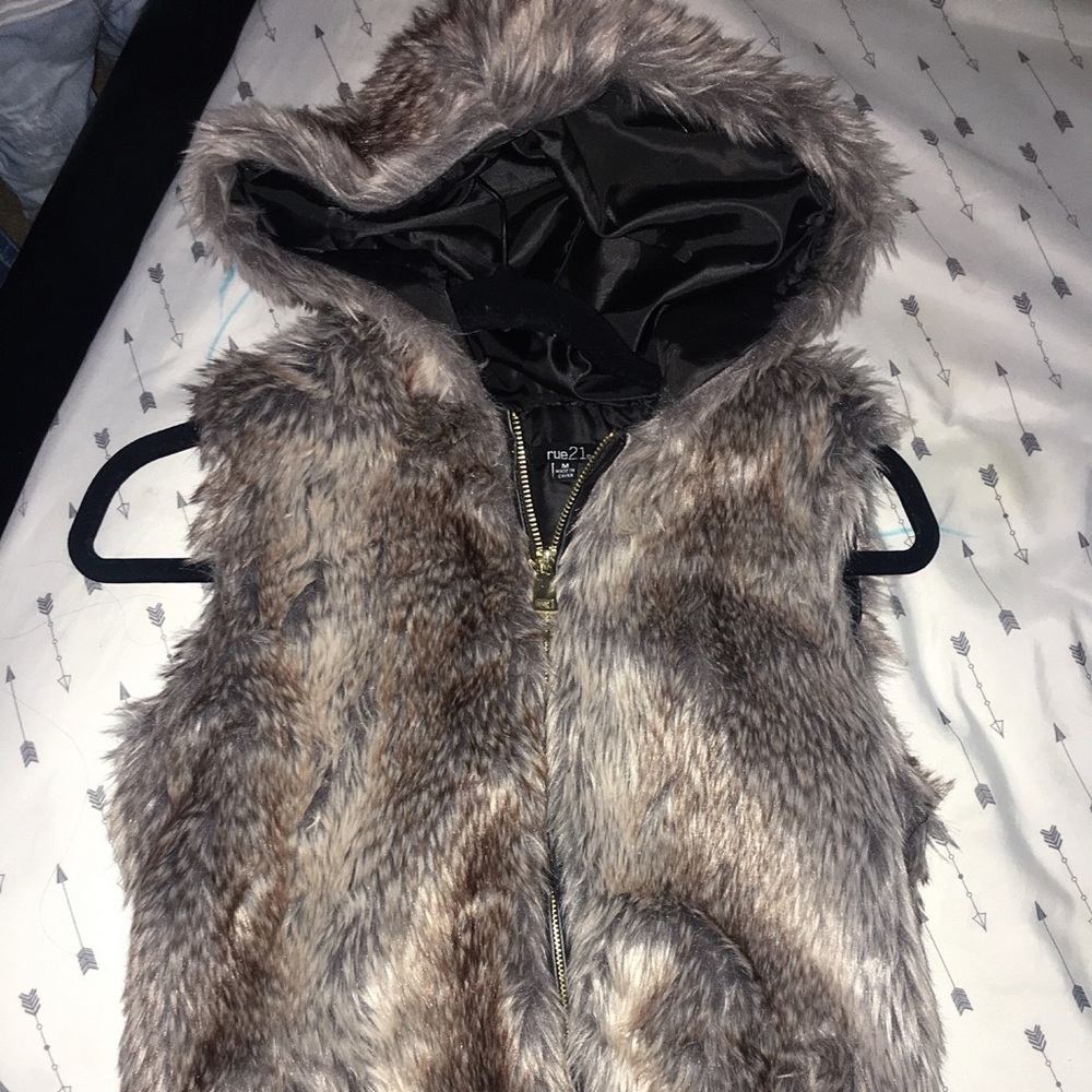 Furry, no sleeves, with hoodie